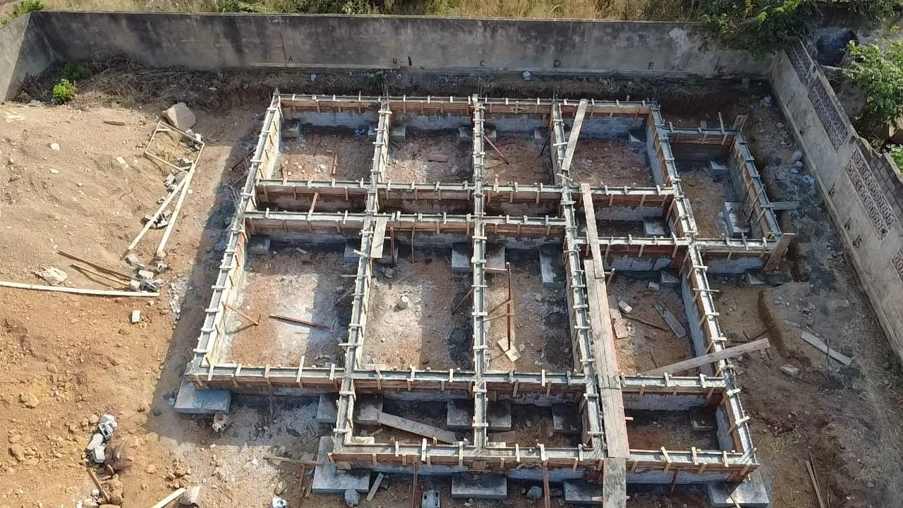 Intervenants sur un chantier de fondations et de ferraillage.