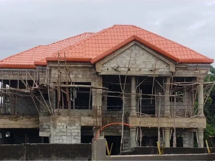 Résidence Dubréka Fihaima : photographie du chantier en haut et représentation 3D en bas.